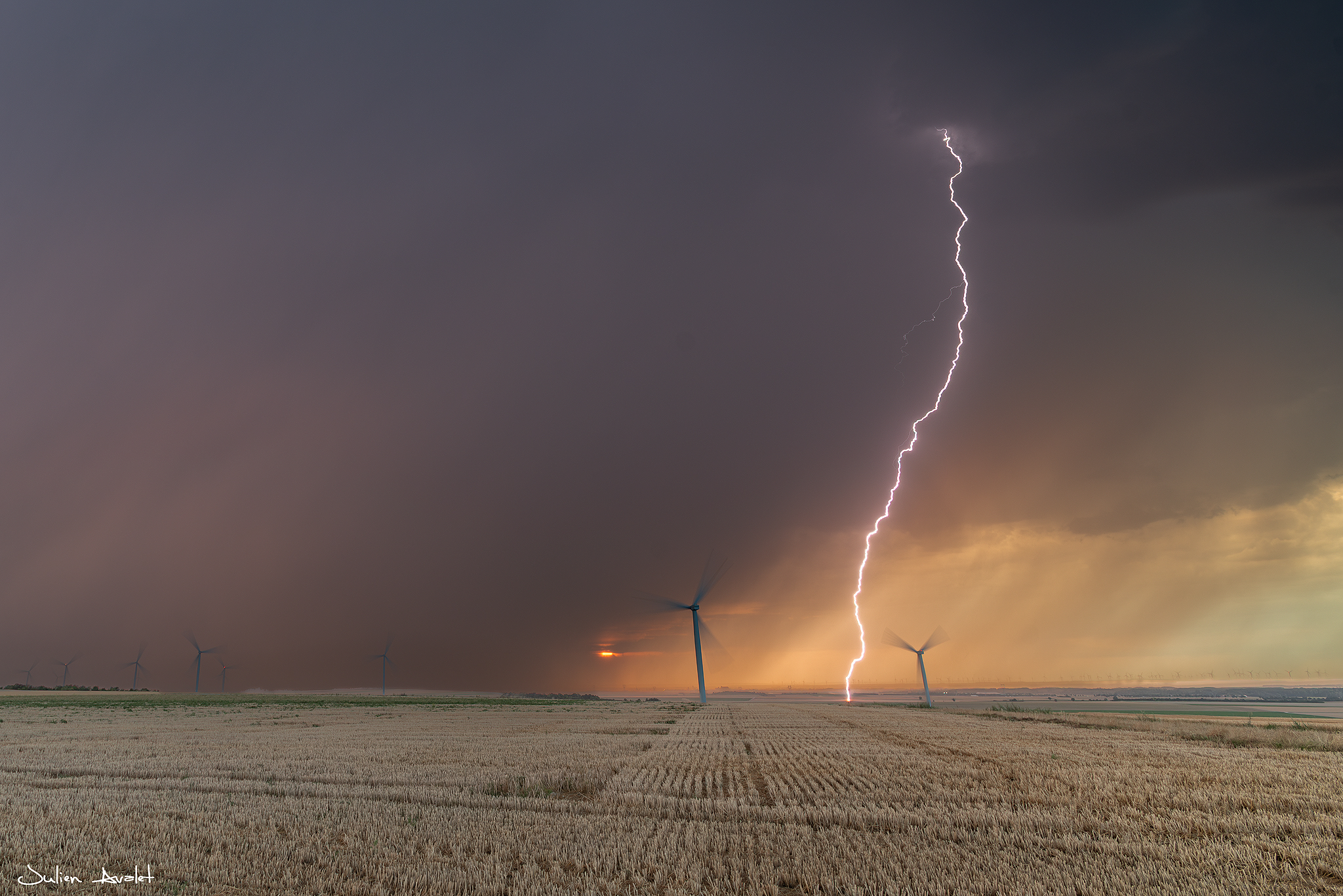 Coup de foudre au soleil couchant un jour d'aout 2022 sur le secteur de Chaudrey dans l'Aube)10
