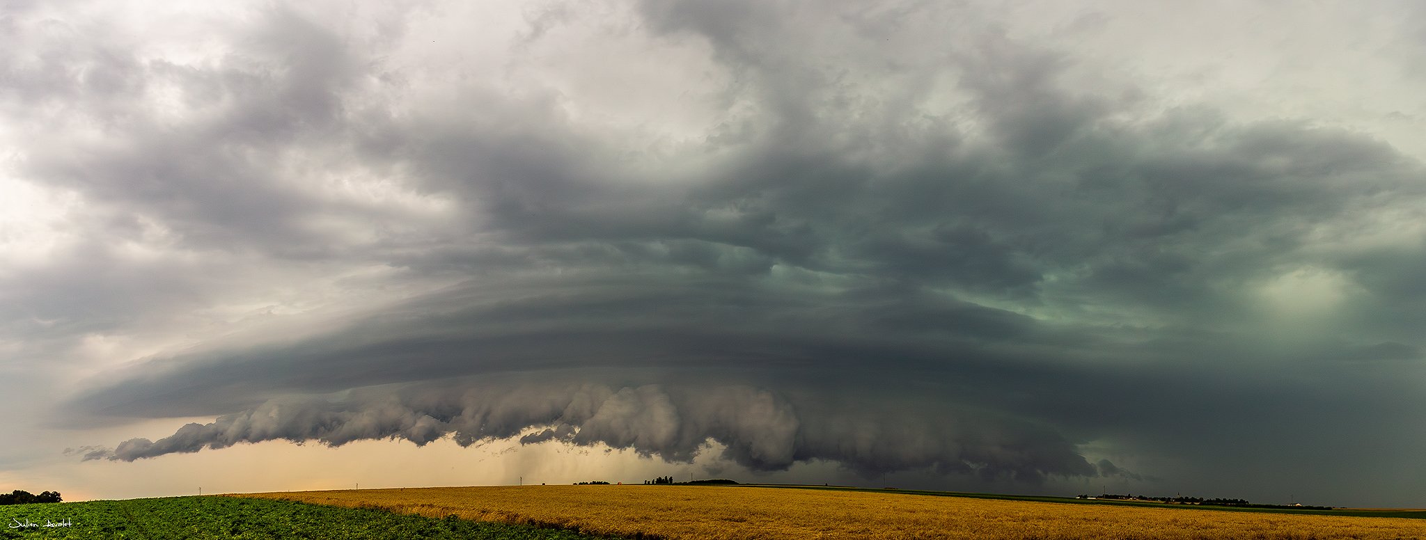 Arcus avec de violente rafale destructrice lors d'une journée orageuse de 2013 dans la Somme à Roye (80)