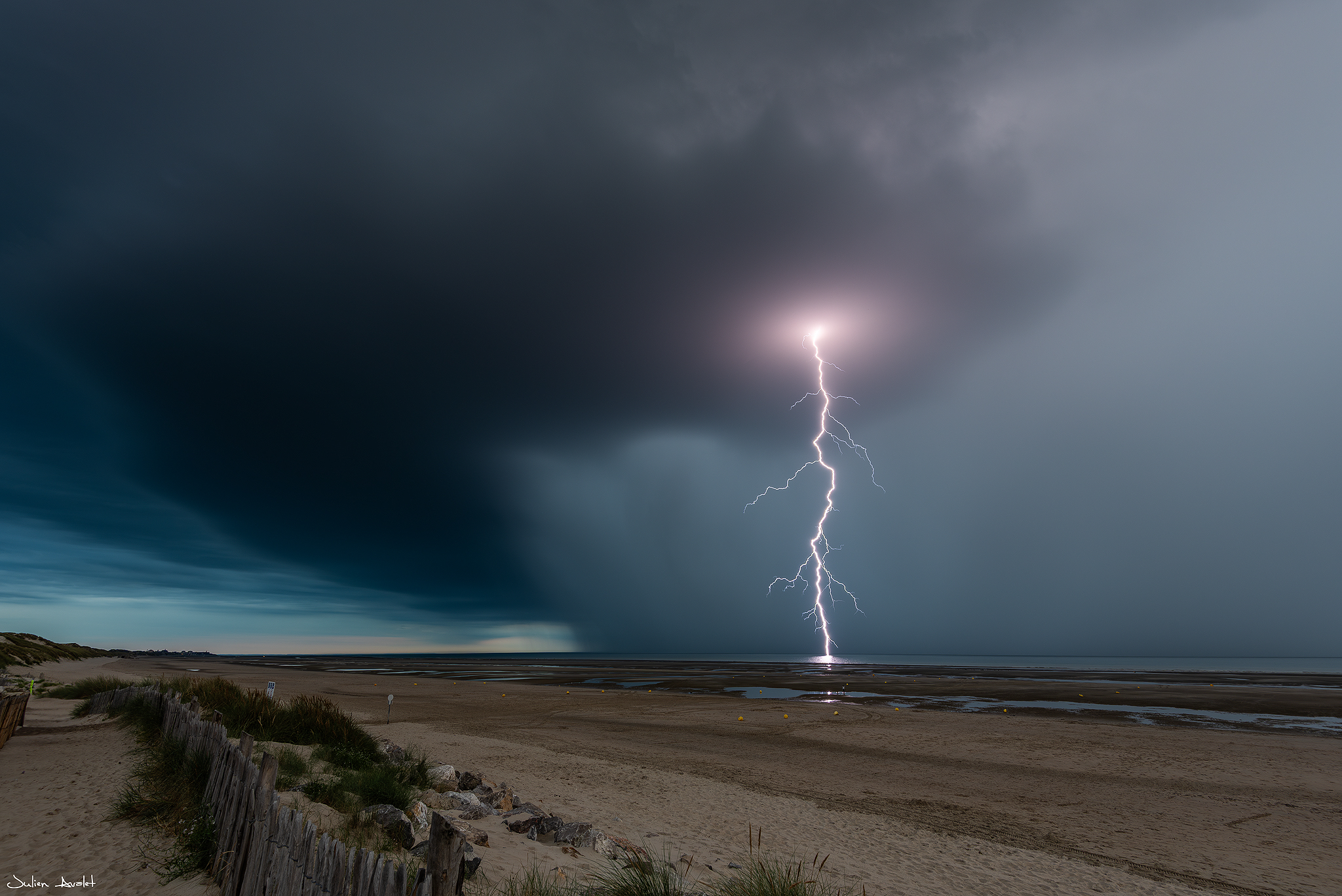 Magnifique ambiance et coup de foudre ramifié sur la plage de Merlimont le 29 aout 2015 en fin de journée
