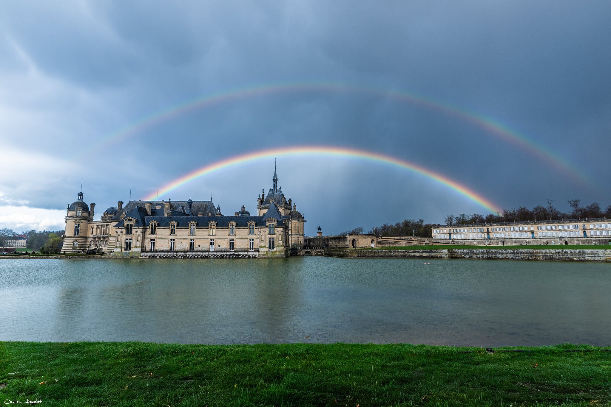 Double Arc en ciel surplombant le château de chantilly à l'arrière d'une cellule orageuse en évacuation.