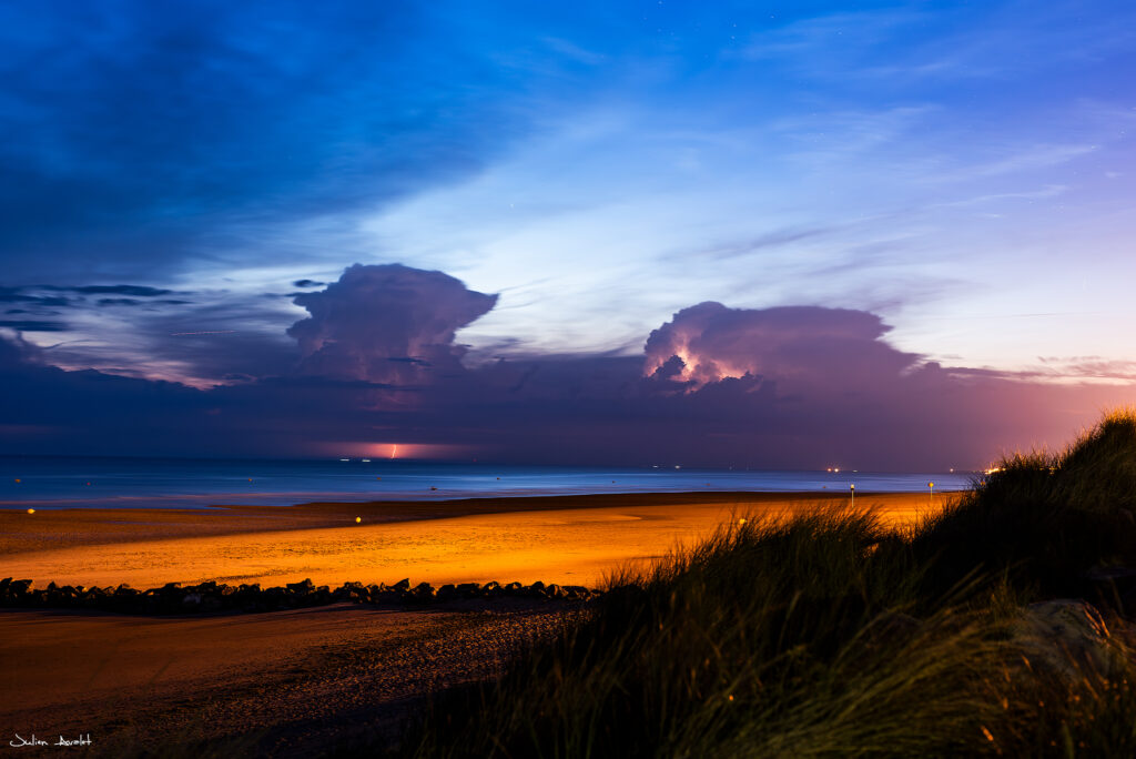 Entre l'or du sable et l'azur du ciel. Un dernier éclat de lumière sur une soirée de juin 2019.