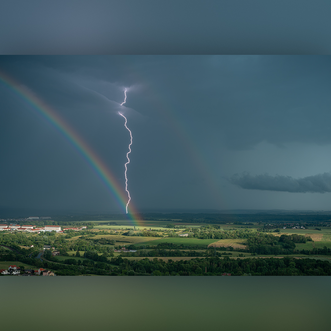 La foudre au bout du spectre.Un instant de grâce absolue ou la violence rencontre la douceur de l'arc en ciel