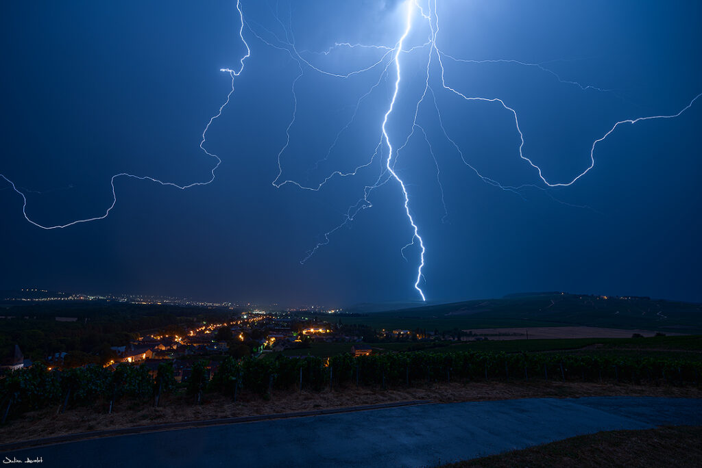 Tentacules MarnaisQuand le ciel déploie ses racines électriques...